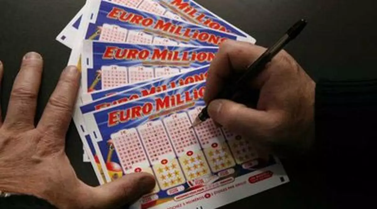2 britanici au câştigat 91 de milioane de lire sterline la loto