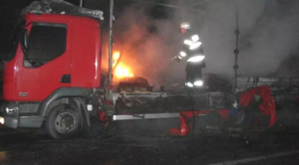 Un camion cu vopsea a explodat pe DN7