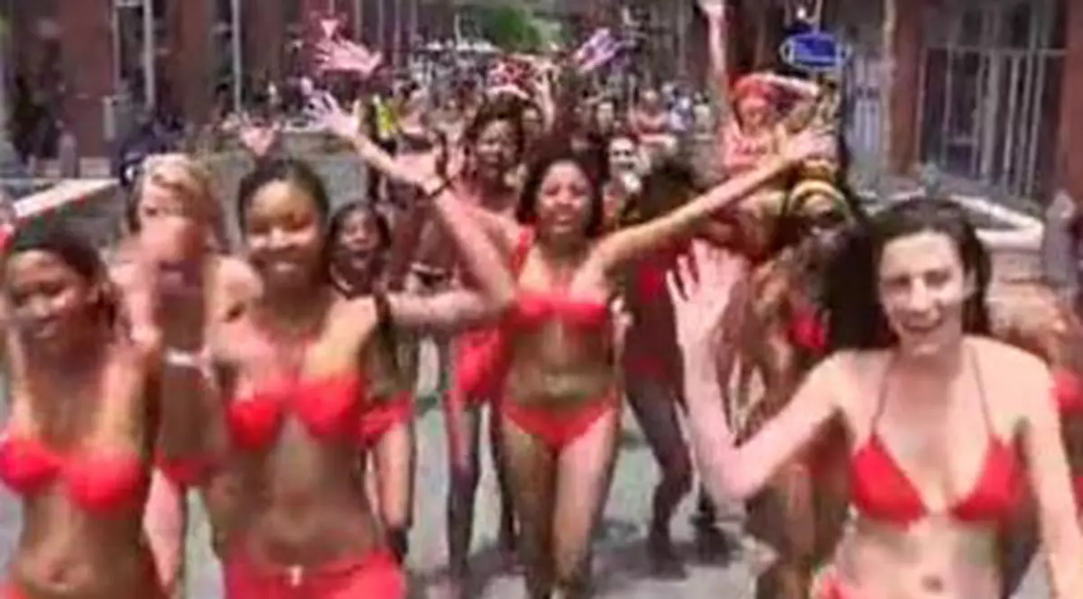 Recordul mondial pentru cea mai mare paradă în bikini