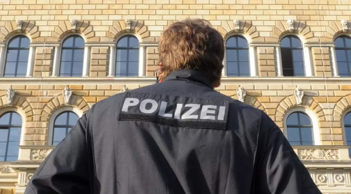Un poliţist a fost concediat pentru că şi-a denunţat colegii corupţi