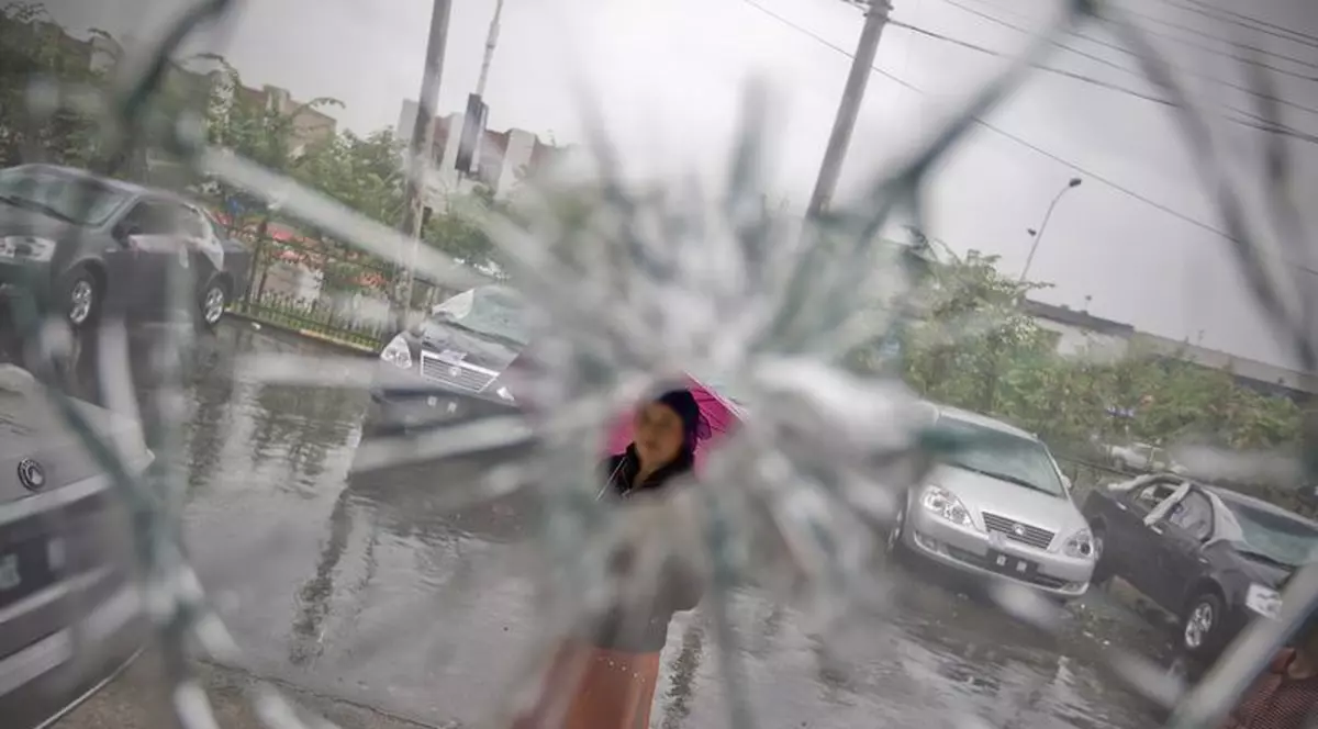 S-a îmbătat şi a spart geamul unei bănci