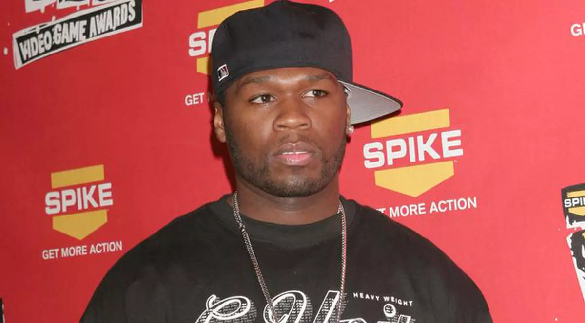 50 Cent îşi scoate tatuajele de pe mâini