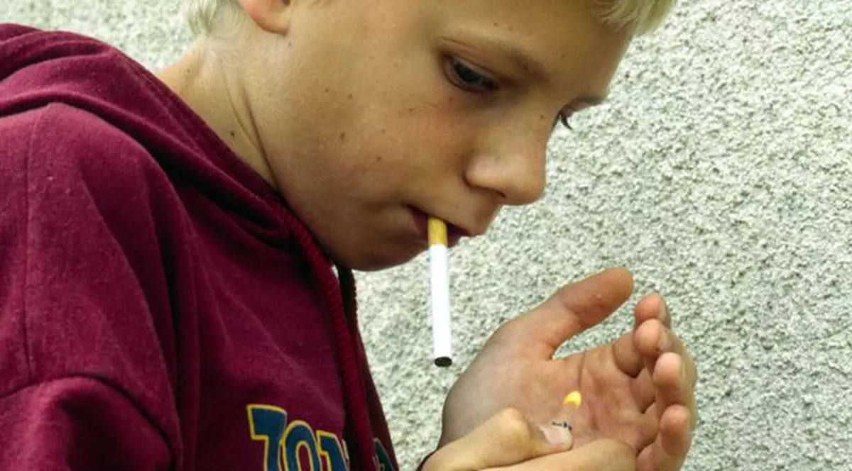 La 13 ani a ajuns în comă la spital, după ce a fumat ierburi legale
