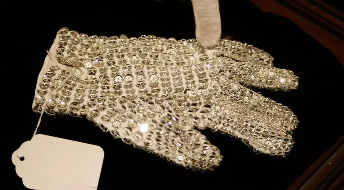 Mănuşa cu cristale a lui Michael Jackson, vândută cu 350.000 de dolari