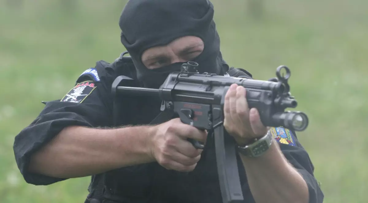 Împuşcat de poliţişti pentru că nu a oprit la semnal