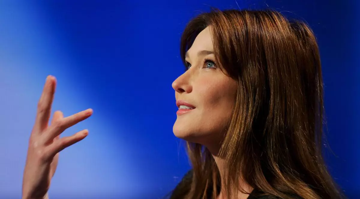 Carla Bruni va juca într-un film regizat de Woody Allen