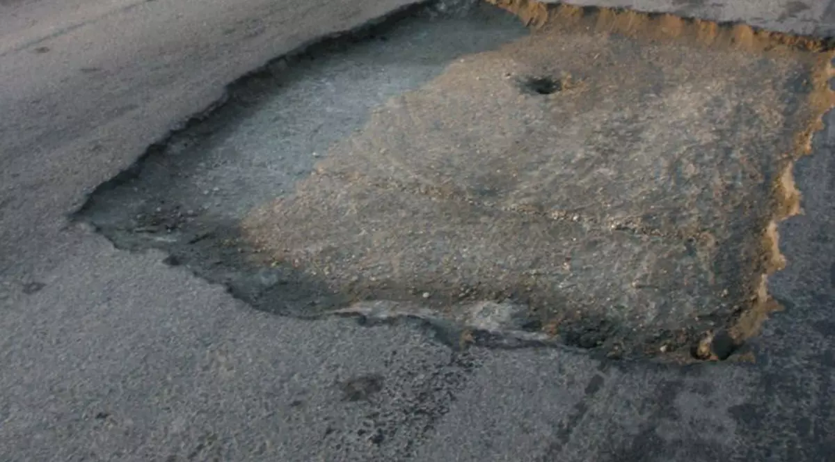 Au murit încercând să evite o groapă în asfalt