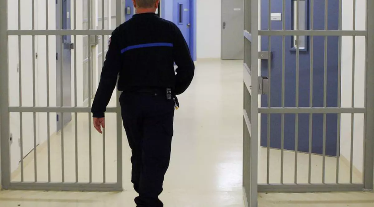 Şase bărbaţi deghizaţi în poliţişti au eliberat 28 de deţinuţi 