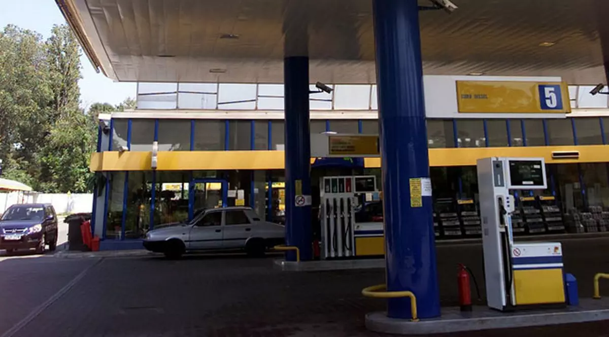 Petrom reduce preţurile carburanţilor cu 3 bani pe litru
