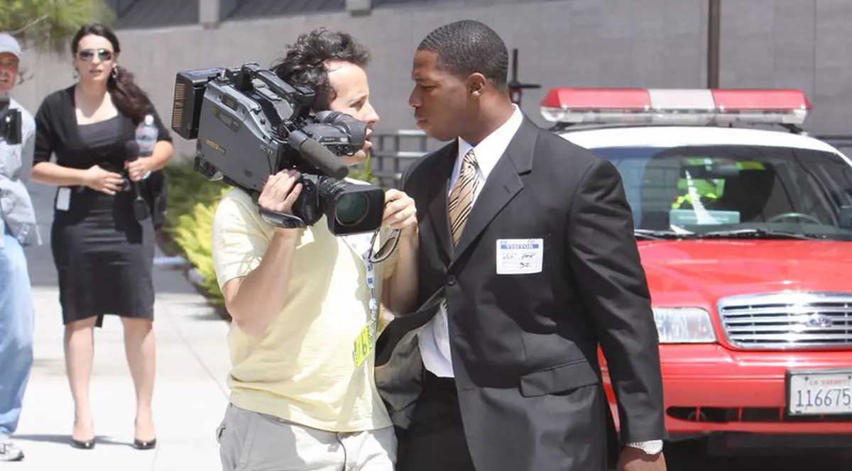 Video / Bodyguardul lui Michael vrea să-i vândă masca chirurgicală furată