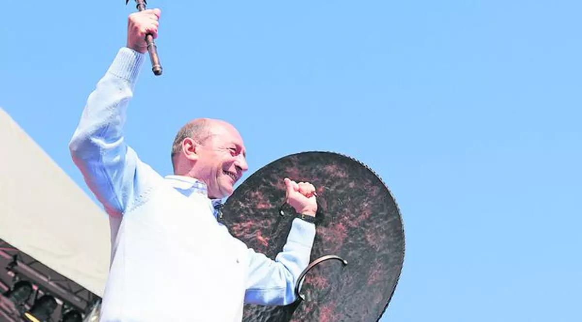 Sunt Băse cel fălos cu buzduganul gros