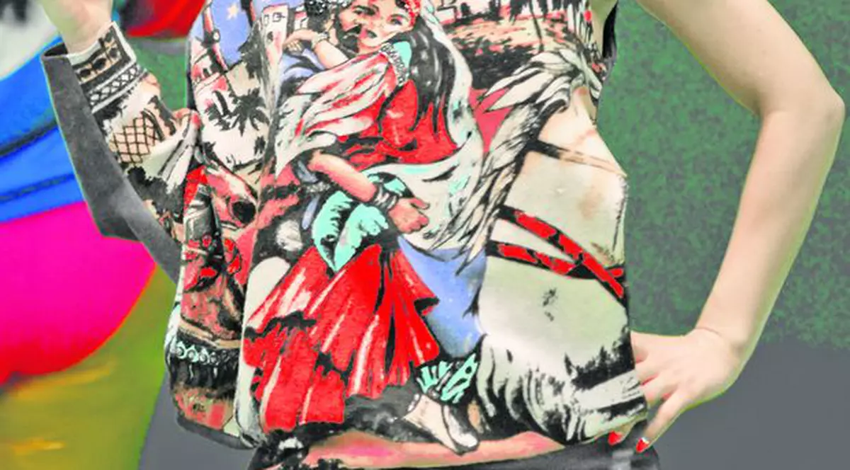 Transformă carpeta bunicii în geantă şi în fustă!