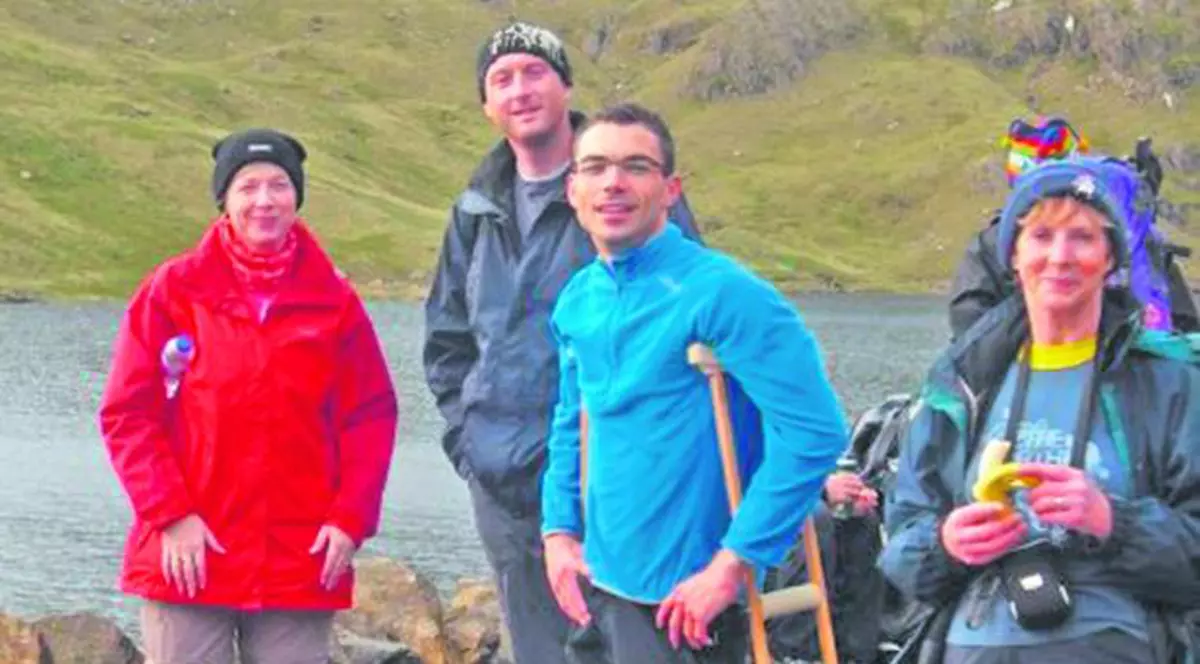 Vrea să ajungă în cârje pe Kilimanjaro