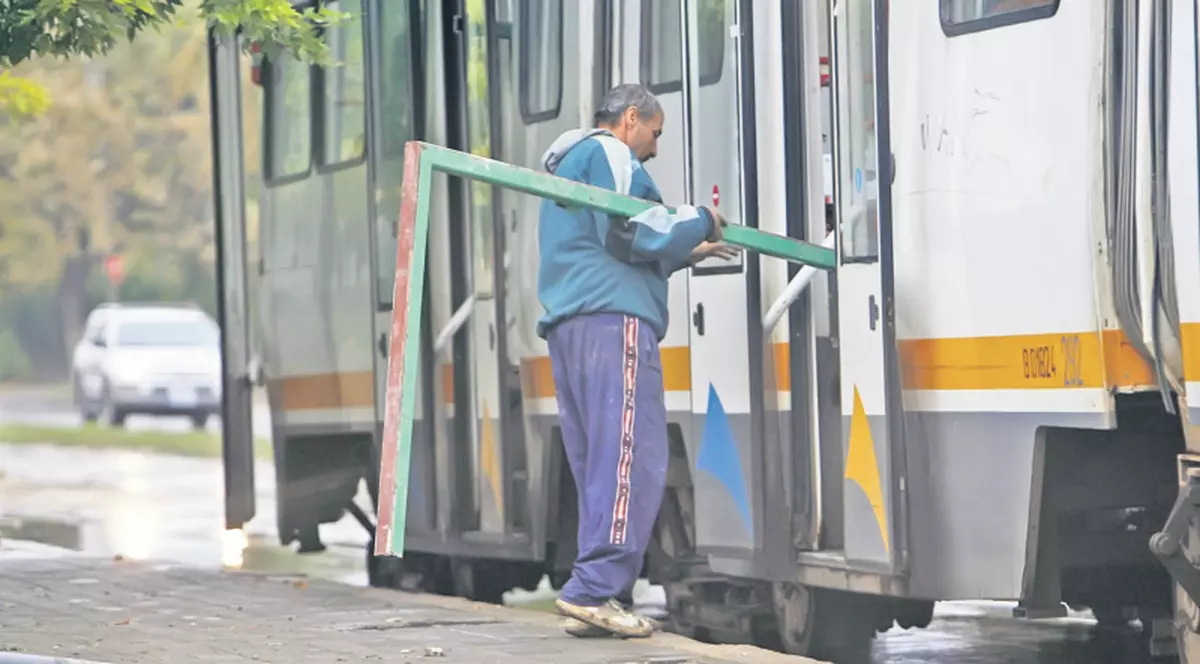 Fură fierul cu tramvaiul