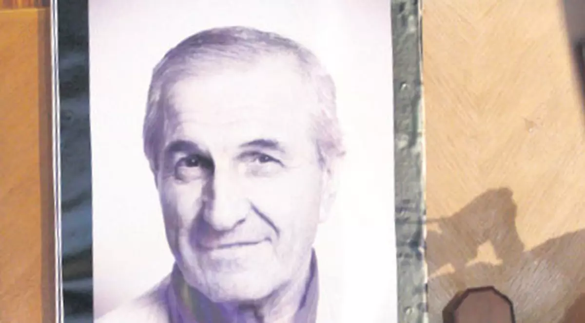 Acoperit de lacrimi şi de flori