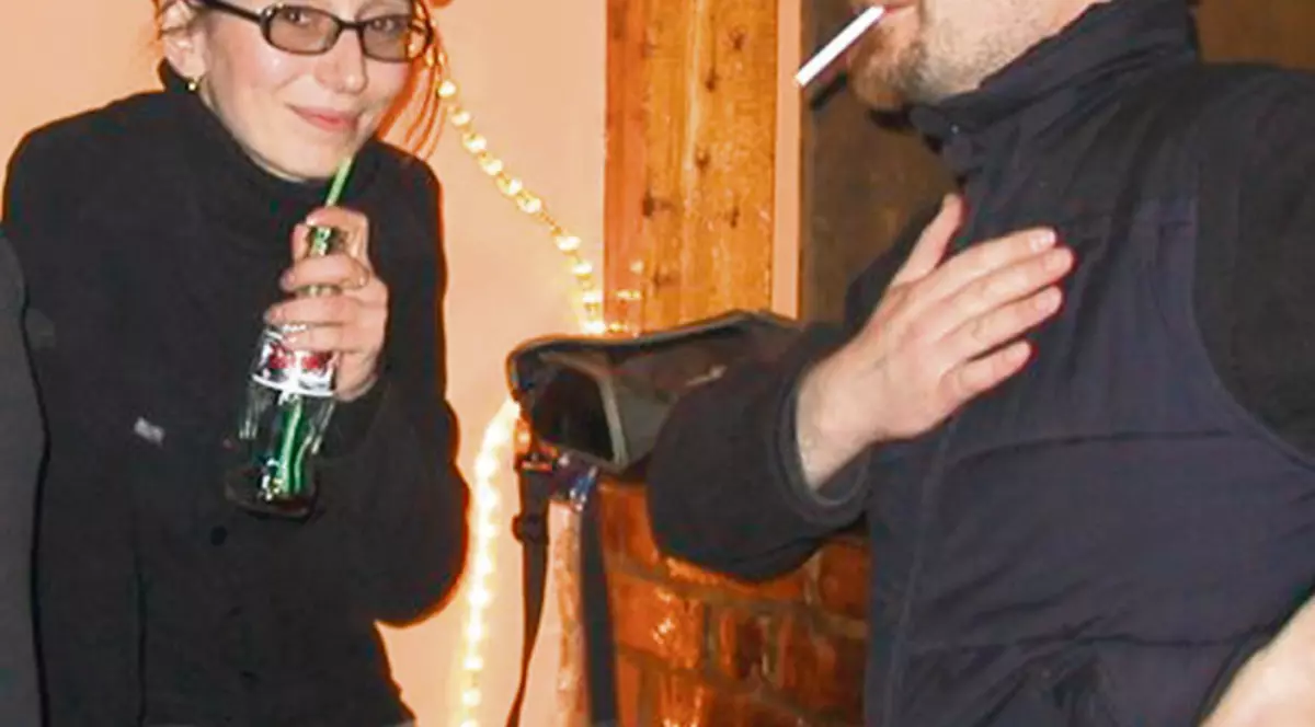 Craioveanul care a dus în bar sicriul cu iubita fără suflare: «Am omorât demonul din ea»