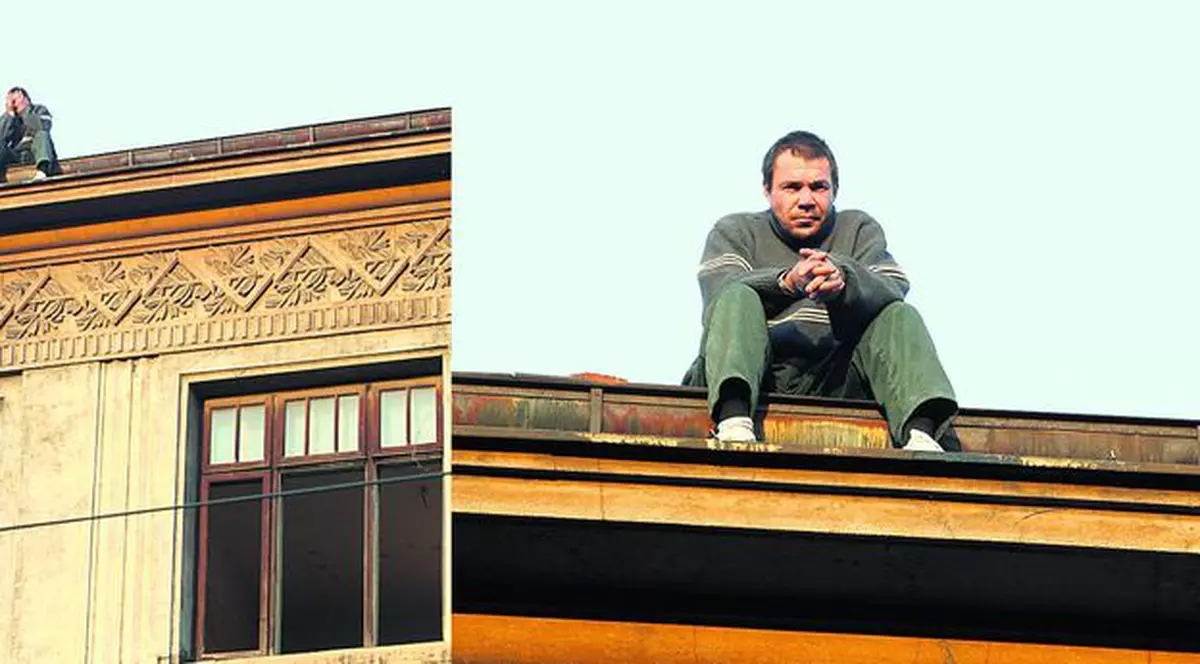 A ameninţat că se aruncă de pe casă!