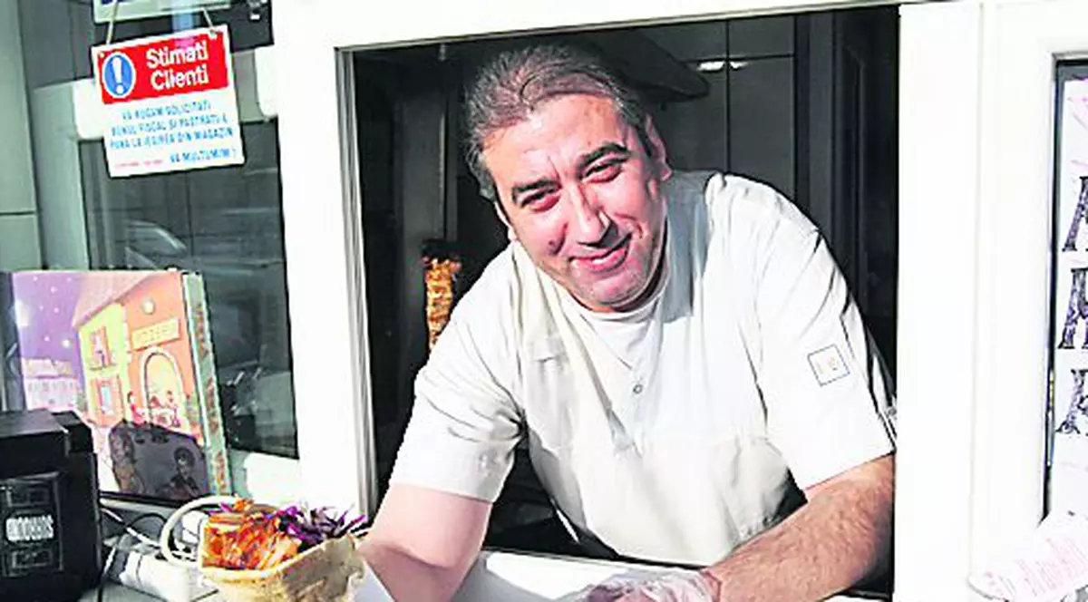 Vânzătorii trebuie să poarte mănuşi