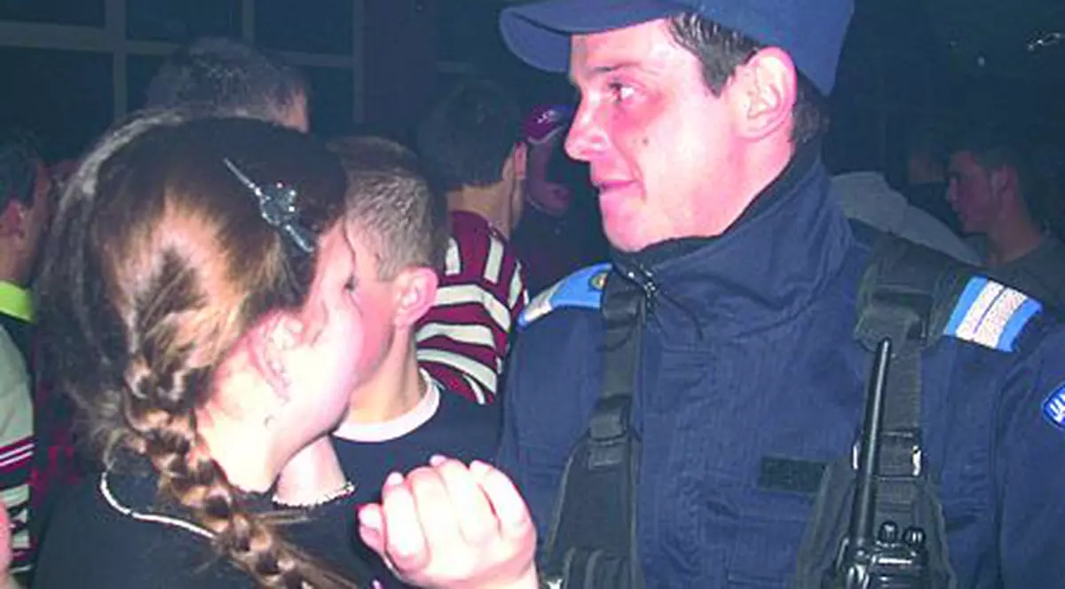 Jandarmul sinucigaş, plâns de fosta iubită