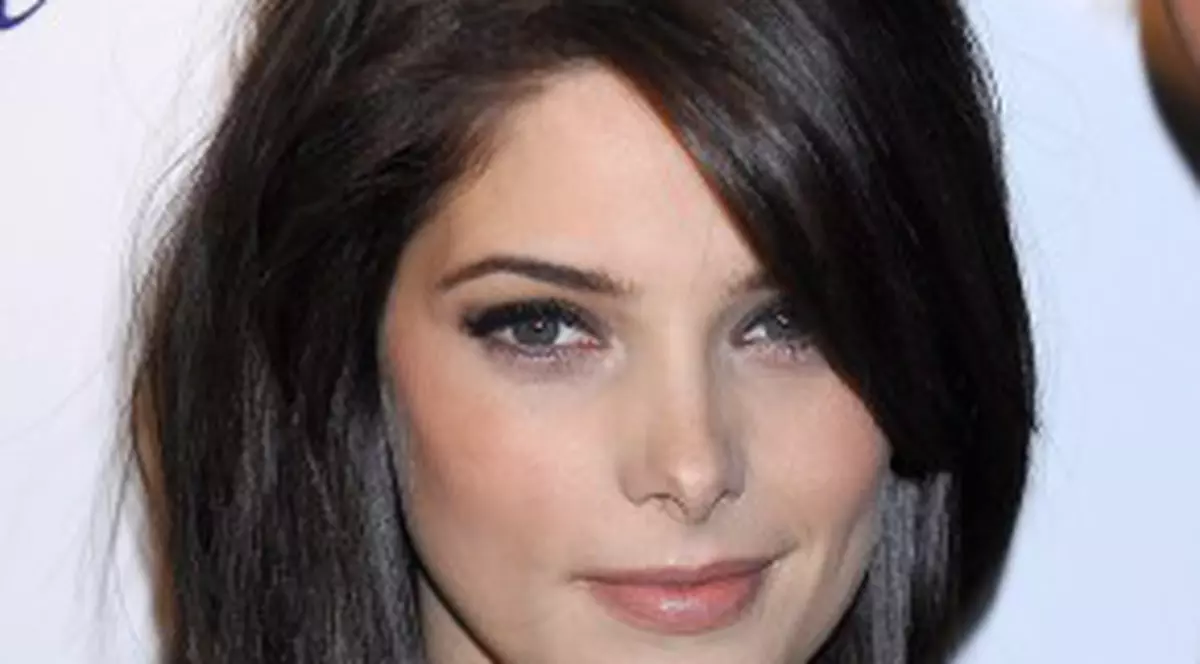 Ashley Greene, cerută în căsătorie de soţia unui fan