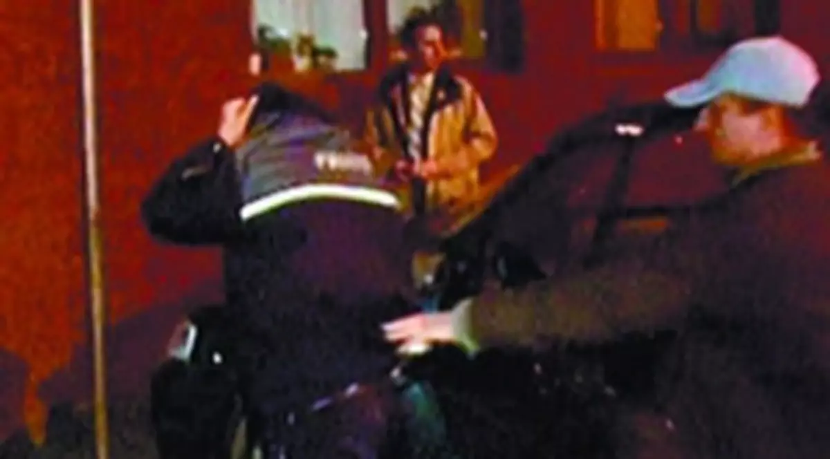 Poliţist prins în flagrant în timp ce lua mită de la un şofer