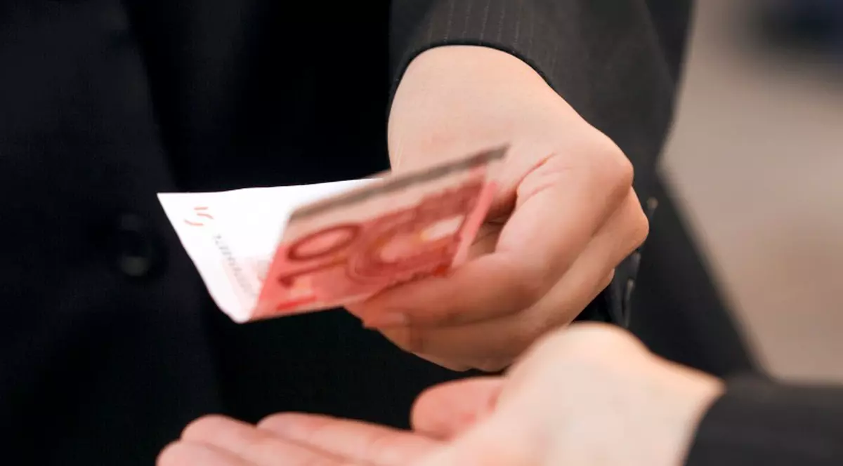L-a prins poliţia că oferea mită electorală 