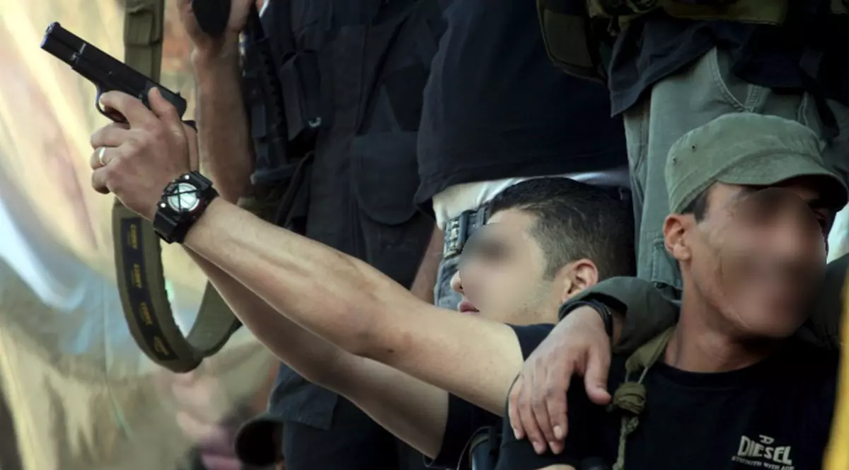 Tratament inedit: să distrugă ziduri şi să tragă cu arma în mijlocul unei mulţimi