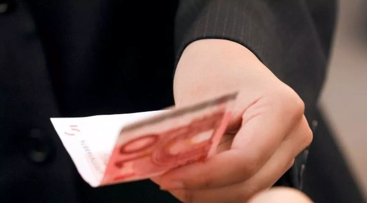 Prins în flagrant în timp ce încerca să mituiască un poliţist cu peste 600 €