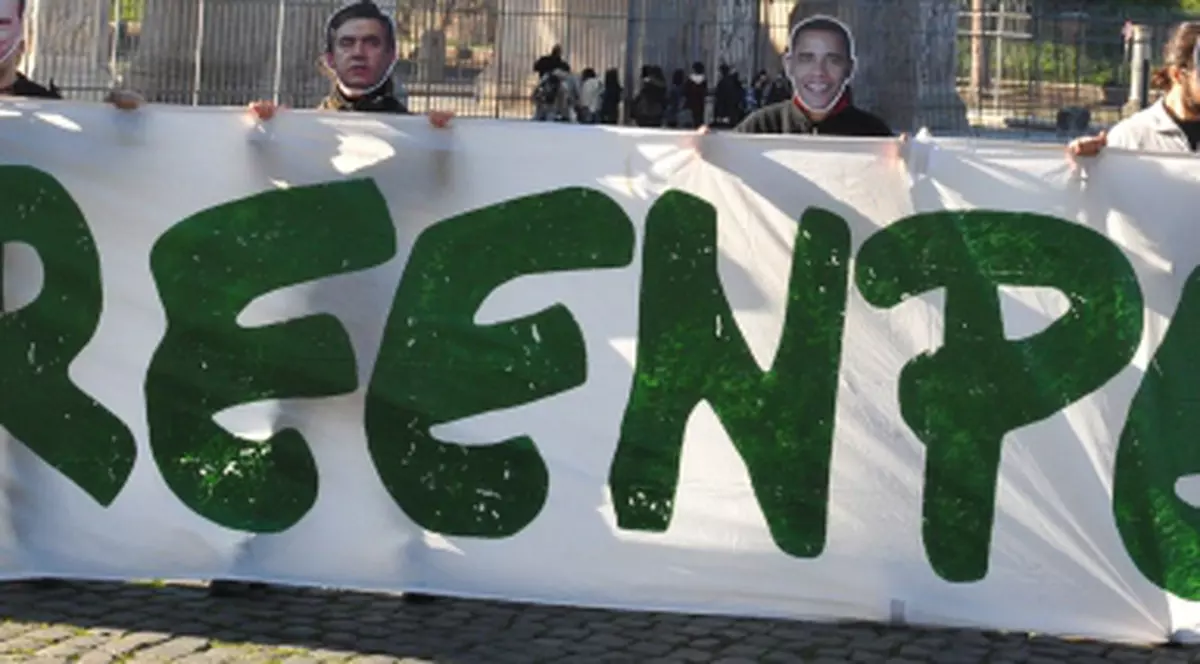 Militanţii Greenpeace au "aterizat" la summit-ul UE
