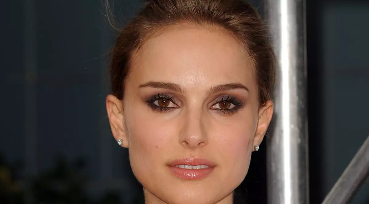 Natalie Portman se luptă cu zombi