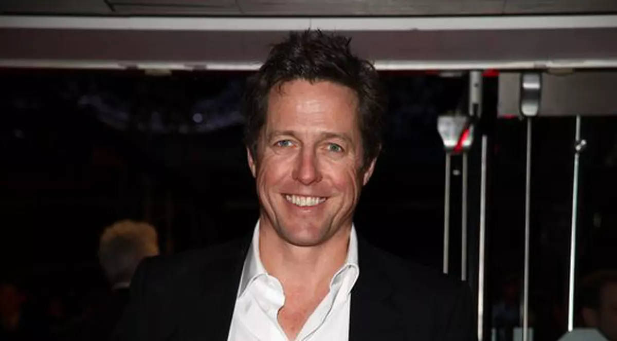 Hugh Grant face Pilates alături de tinere atrăgătoare