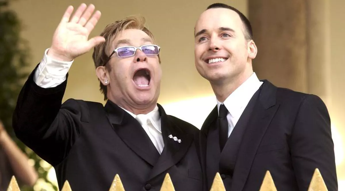 Elton John şi iubitul său îşi vând hainele în scop caritabil