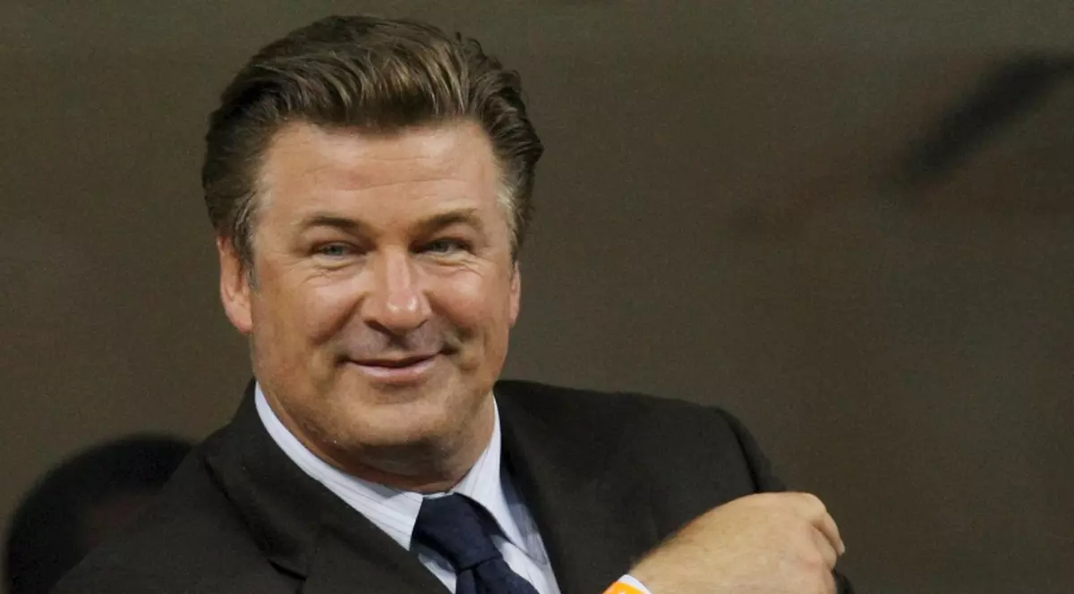 Alec Baldwin nu spune "nu" chirurgiei estetice