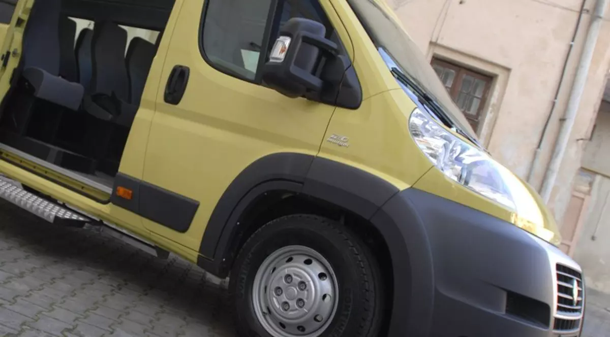 Un minor a furat un microbuz ca să-şi viziteze iubita