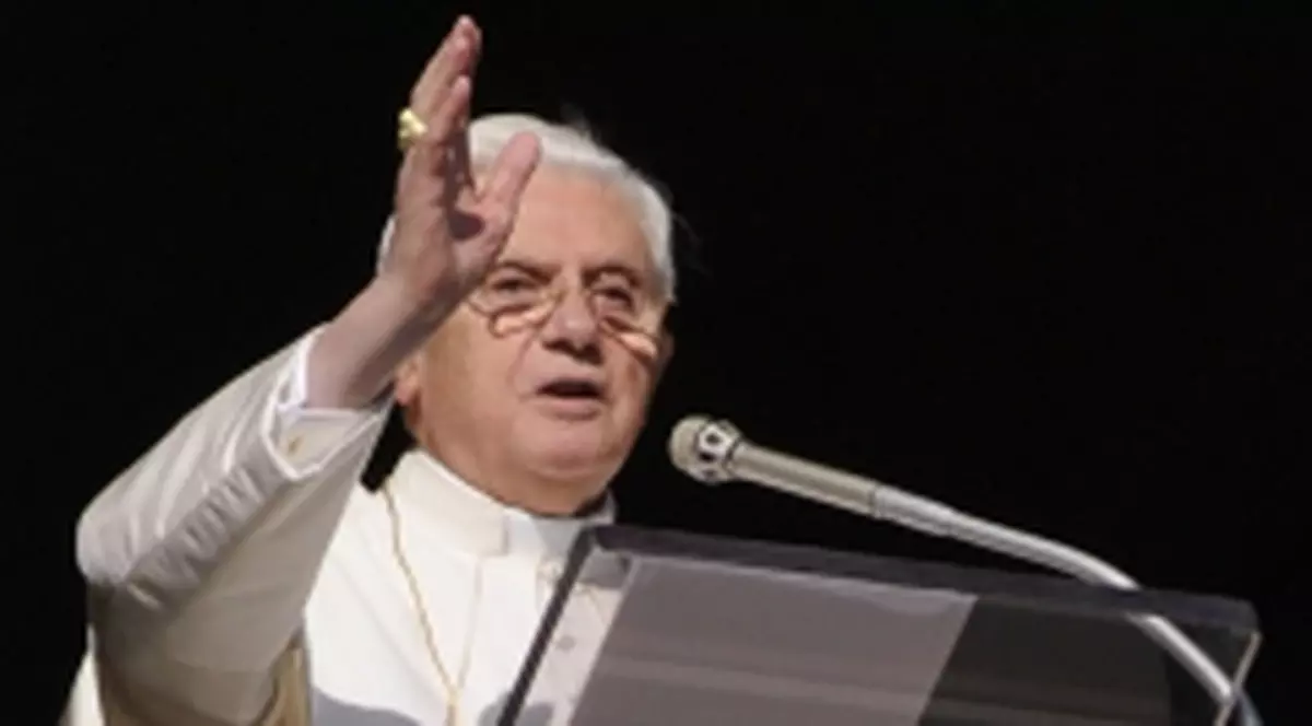 Tânăra care l-a atacat pe Papa susţine că nu voia să îi facă rău