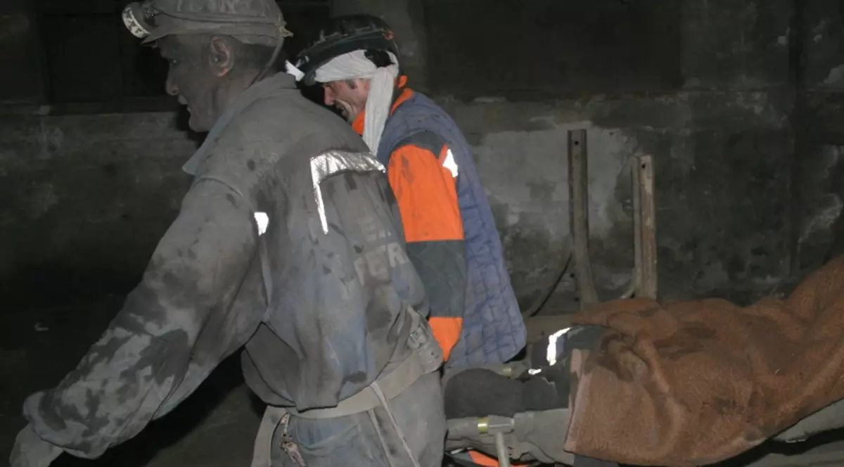 17 morţi şi 6 dispăruţi în exploziile din două mine