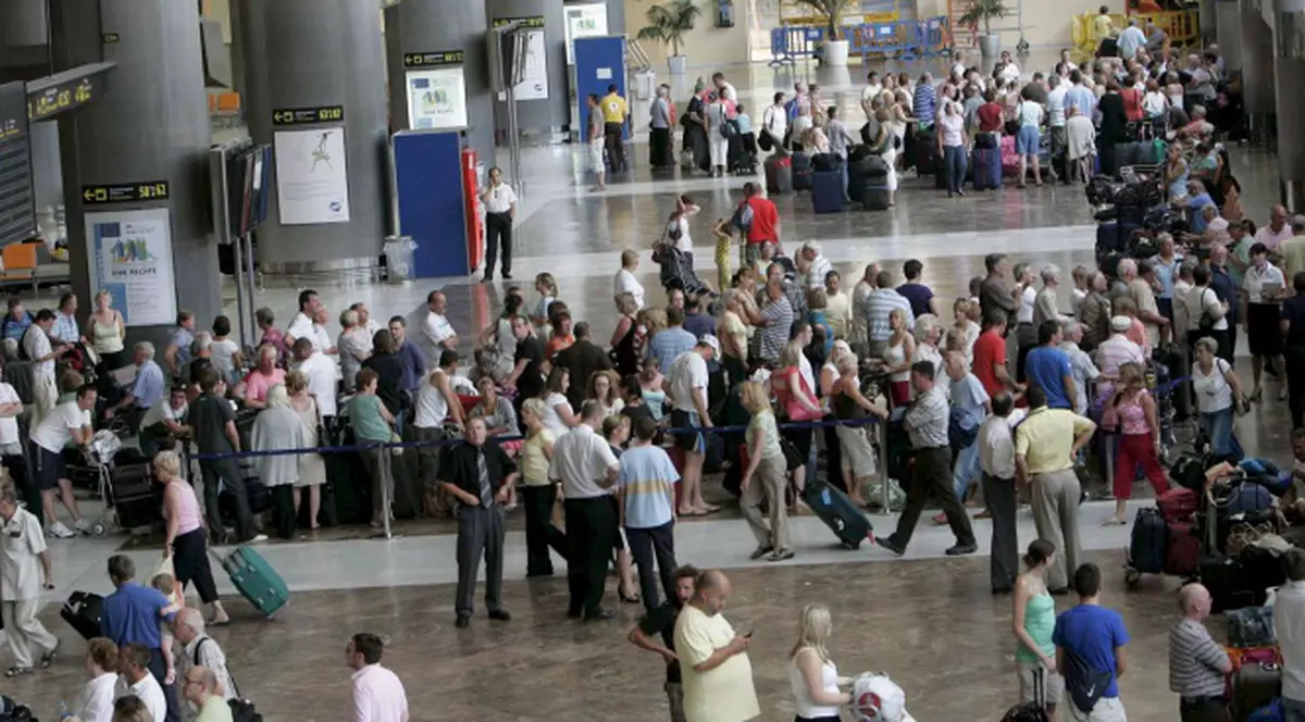 Doi români au furat bagajul unui pasager pe aeroportul din Tenerife