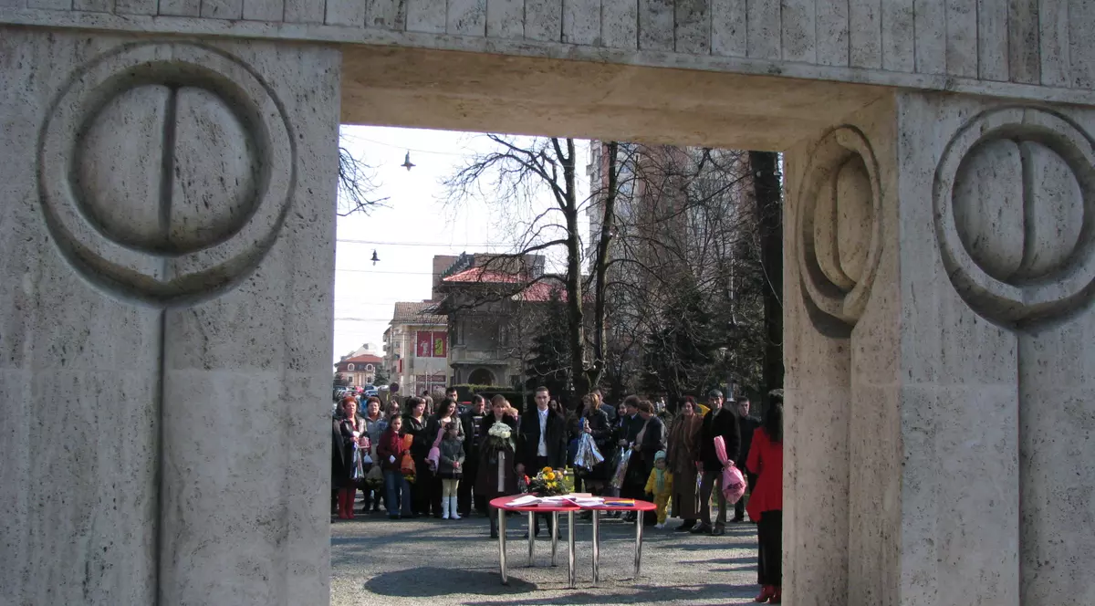 S-au căsătorit de Valentine's day, sub Poarta Sărutului