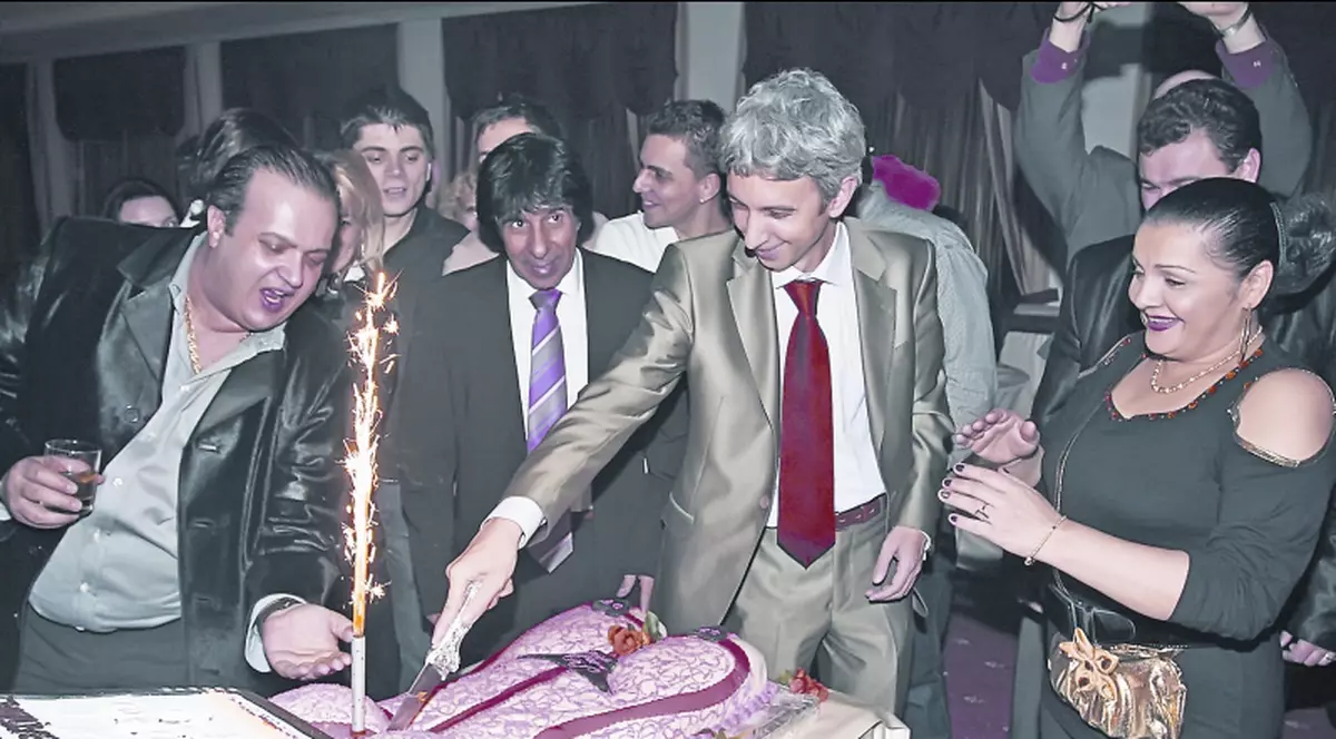 A primit un tort în formă de femeie