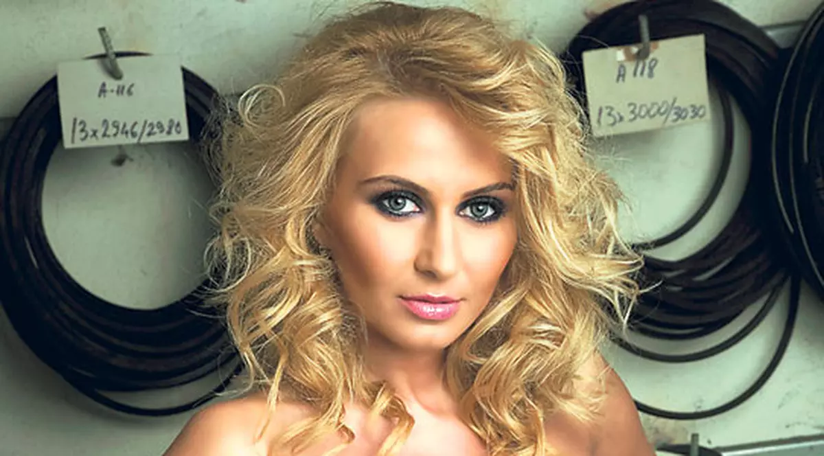 Crina Abrudan îşi ia haine doar cu acordul iubitului