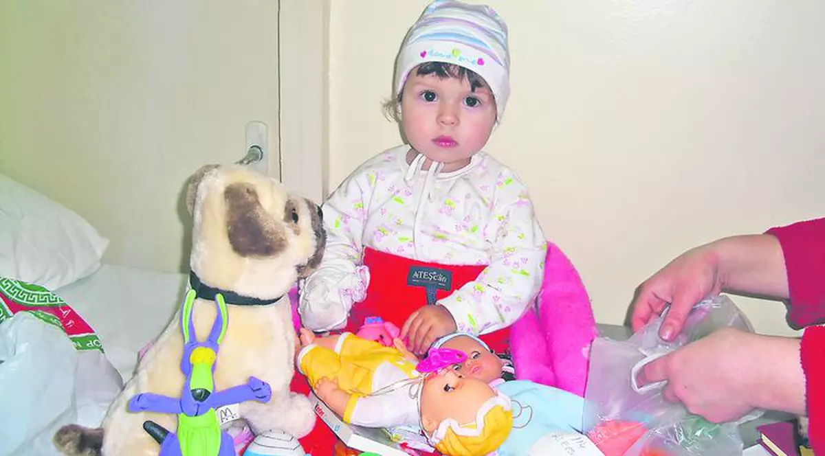 Fetiţa aruncată de mama ei în curte, vizitată de Moş Nicolae