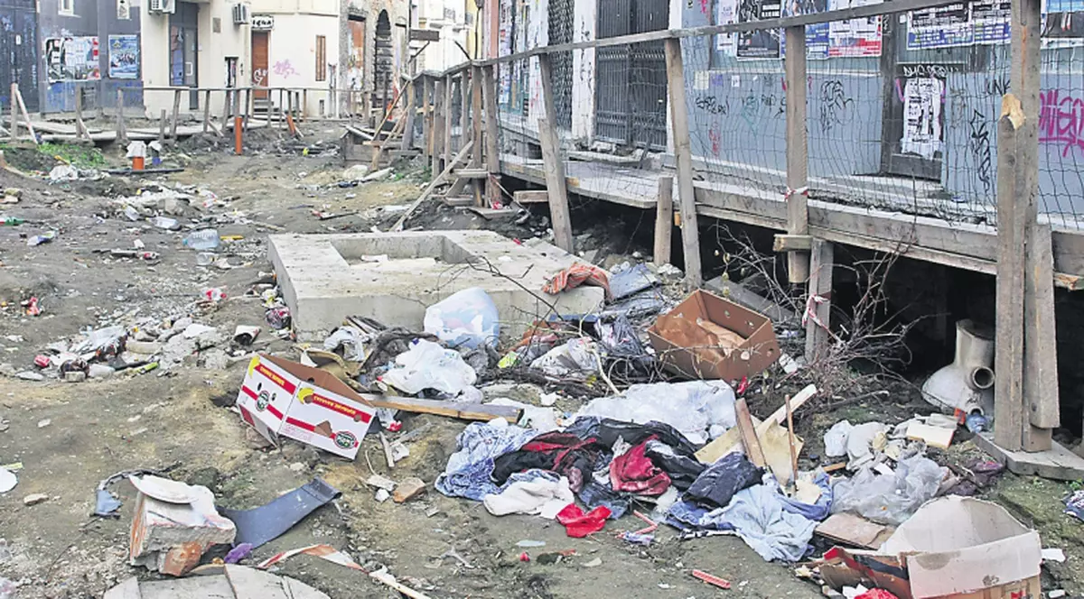 La noi gropi şi gunoaie...la ei ghirlande şi beculeţe