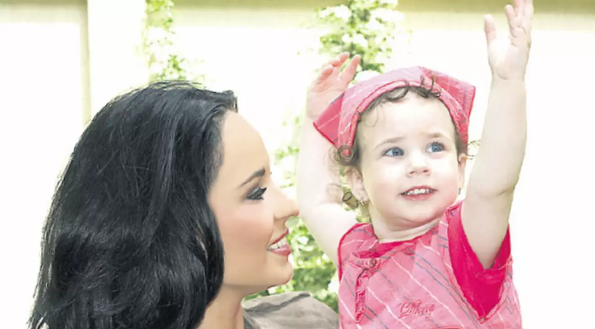 Alisia va purta o rochiţă de prinţesă