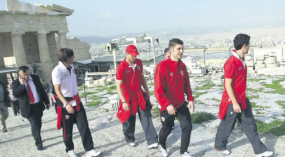 «Câinii», pe Acropole