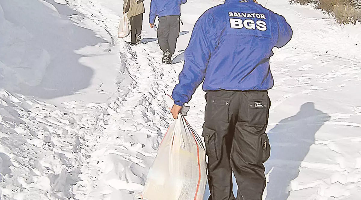 Au dus alimente cu jeep-ul