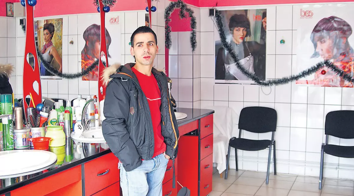 Abandonat şi crescut într-o casă de copii, Răzvan a ajuns patronul unei frizerii