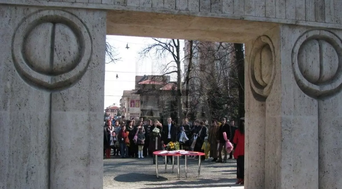 16 cupluri s-au căsătorit la Poarta Sărutului în noaptea de Revelion 