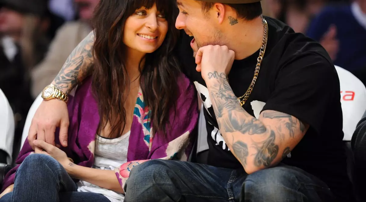 Iubitul lui Nicole Richie doarme singur, pe canapea