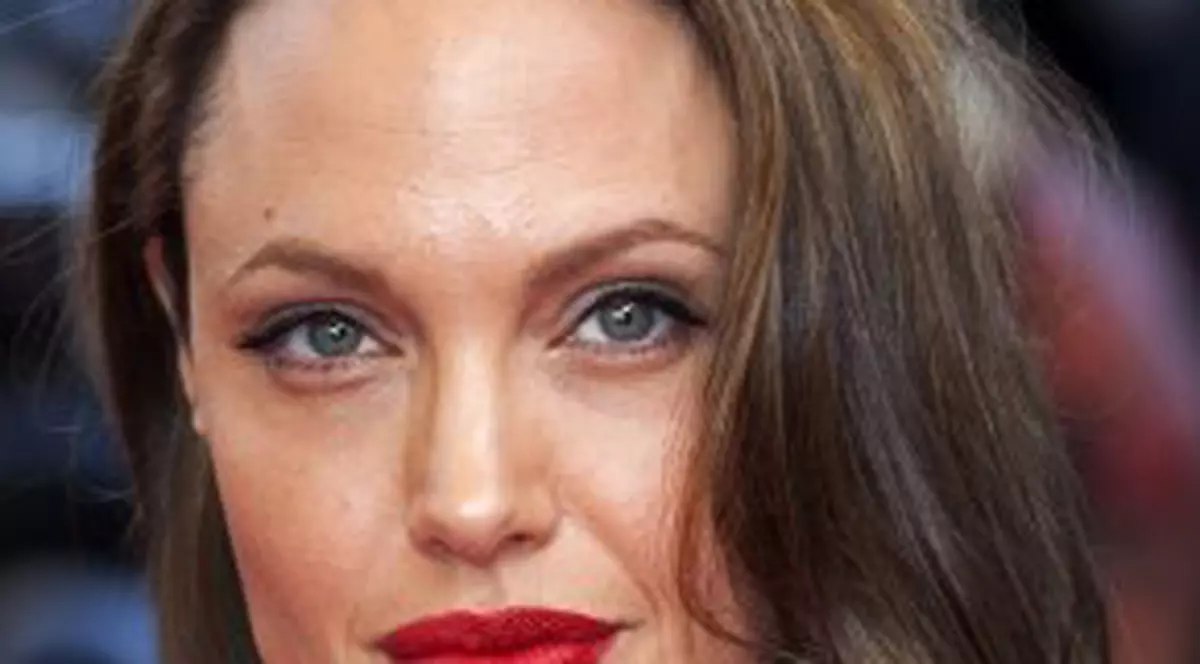 Doar trei dintre copiii Angelinei Jolie se aleg cu moştenire de la bunica