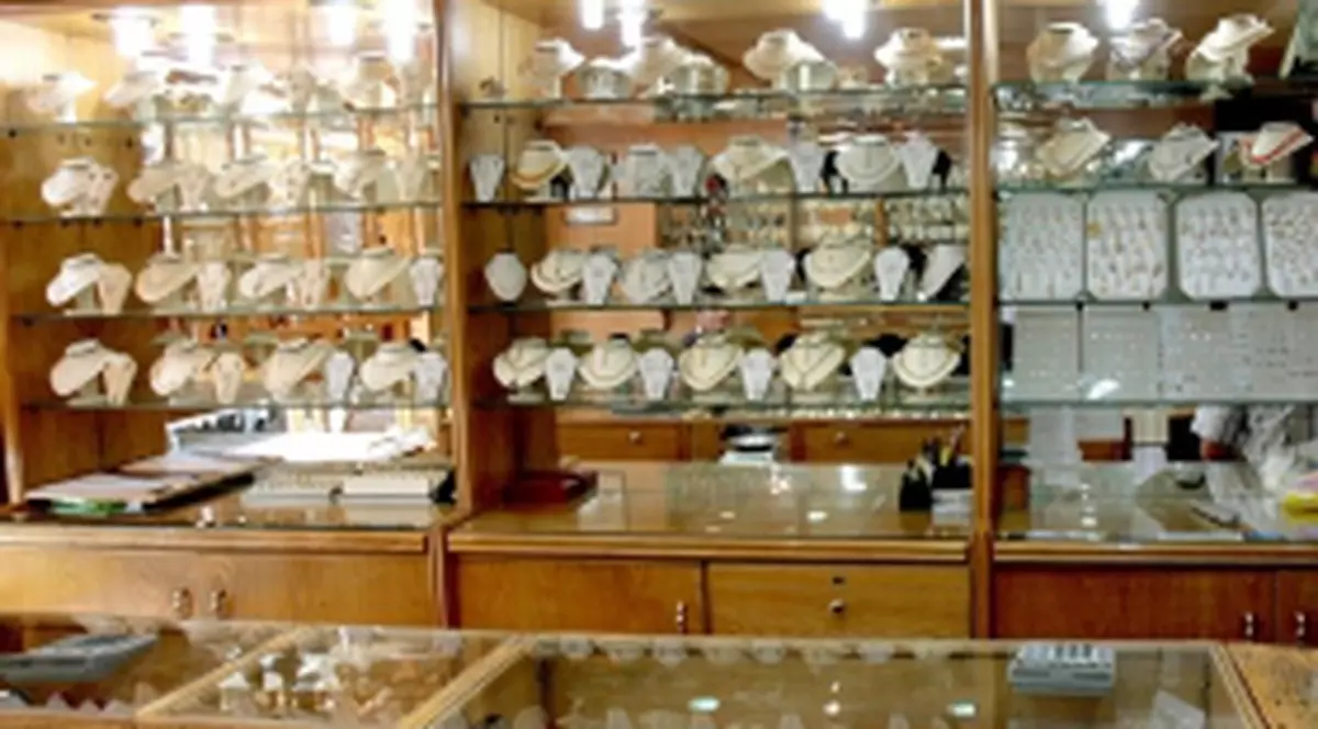 Au jefuit o casă de amanet în doar 4 secunde